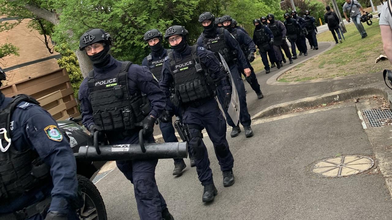 Wollstonecraft raid: Riot police make arrests at Milner Crescent raid ...