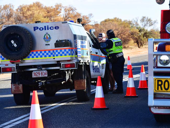 25-03-20 -Police check vehicles on the South Australia and Northern Territory border. Picture Chloe Erlich