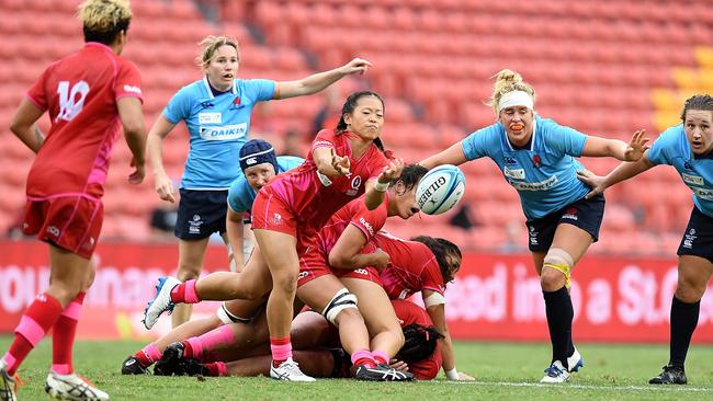 Asako Ono passes out of a ruck during a Super W match.