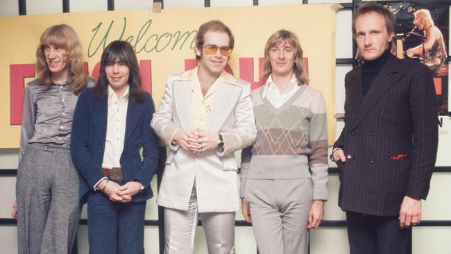 The Elton John Band at press conference on January 31, 1974, in Tokyo, Japan. Elton John, Dee Murray, Davy Johnston, Nigel Olsson, Ray Cooper. Picture: Koh Hasebe/Shinko Music/Getty Images