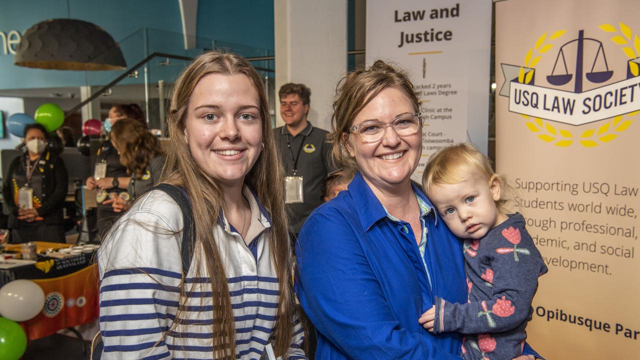 ( From left ) Carley, Pruellen and Sadie Kunde at the USQ open day. Sunday, August 15, 2021. Picture: Nev Madsen.