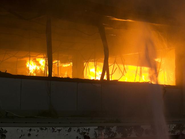 20 residents flee huge blaze at abandoned Mascot RSL club | news.com.au ...