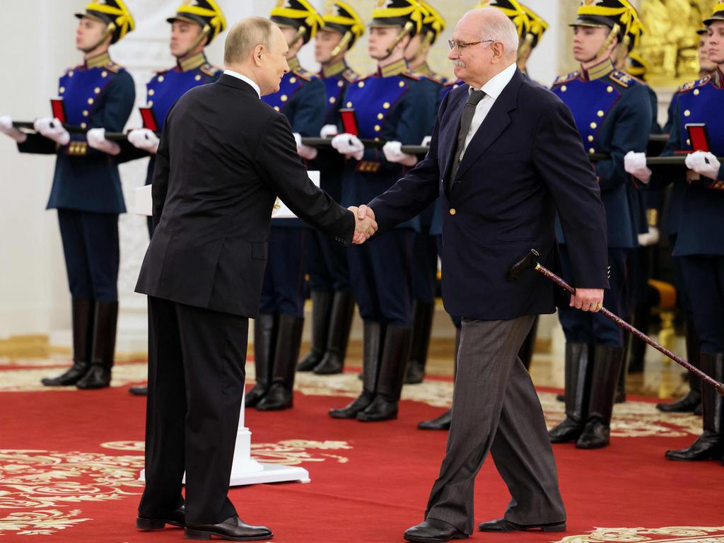 Vladimir Putin Shaking, Struggling To Stand / VIDEO | Herald Sun