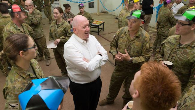 Sir Peter Cosgrove speaks with members of Task Group Taji Rotation 7 at the Taji Military Complex in Iraq.