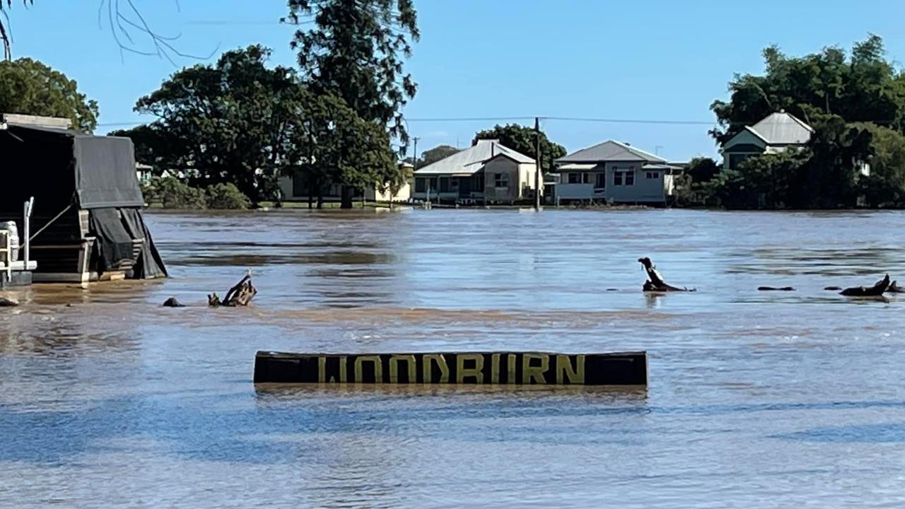 Woodburn floods as Richmond River engulfs town through the highway ...