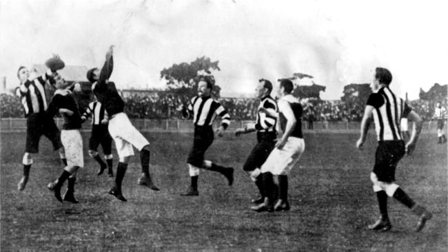 A VFL match between Carlton and Collingwood in 1908.