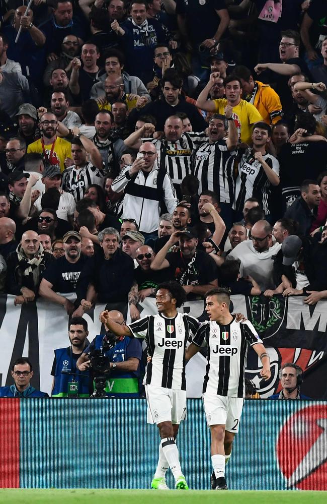 Juventus' forward from Argentina Paulo Dybala (R) celebrates with teammate Juventus' forward from Colombia Juan Cuadrado
