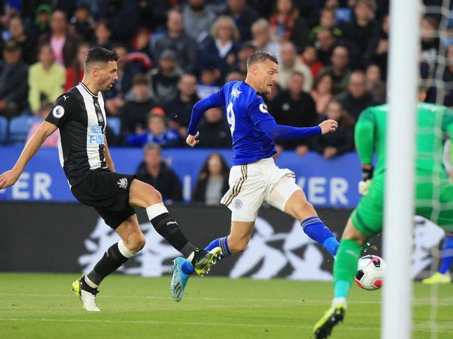 Leicester City's English striker Jamie Vardy (C) shoots to score their second goal during the English Premier League football match between Leicester City and Newcastle United at King Power Stadium in Leicester, central England on September 29, 2019. (Photo by Lindsey Parnaby / AFP) / RESTRICTED TO EDITORIAL USE. No use with unauthorized audio, video, data, fixture lists, club/league logos or 'live' services. Online in-match use limited to 120 images. An additional 40 images may be used in extra time. No video emulation. Social media in-match use limited to 120 images. An additional 40 images may be used in extra time. No use in betting publications, games or single club/league/player publications. /