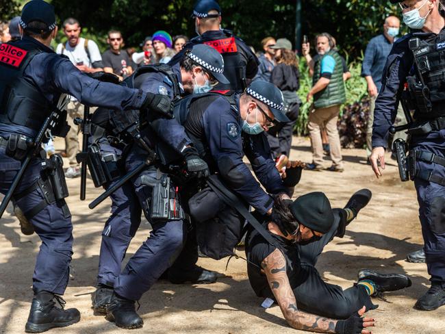 MELBOURNE, AUSTRALIA - NewsWire Photos - OCTOBER 02, 2021: Police seen tackling protestors at anti vax, and anti lockdown protest in Melbourne. Picture: NCA NewsWire/Sarah Matray