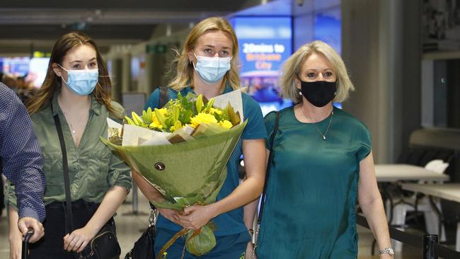 Ariarne Titmus arrives home to Brisbane greeted by her sister Mia and mum Robyn. Pic: NCA NewsWire