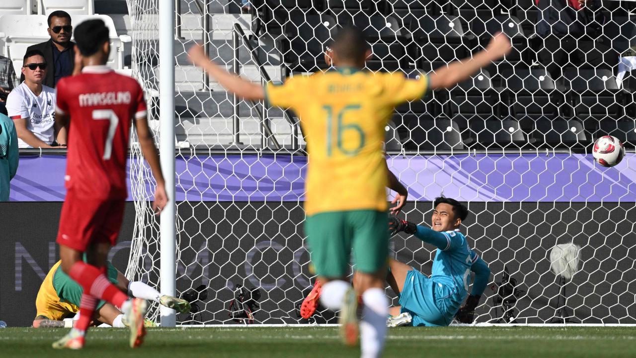 Martin Boyle (left) scored a brave goal. (Photo by HECTOR RETAMAL / AFP)