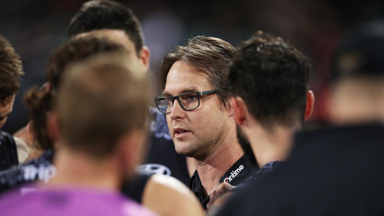 SYDNEY, AUSTRALIA - JUNE 06: Blues head coach David Teague speaks to players at three quarter time during the round 12 AFL match between the Carlton Blues and the West Coast Eagles at Sydney Cricket Ground on June 06, 2021 in Sydney, Australia. (Photo by Matt King/AFL Photos/via Getty Images)