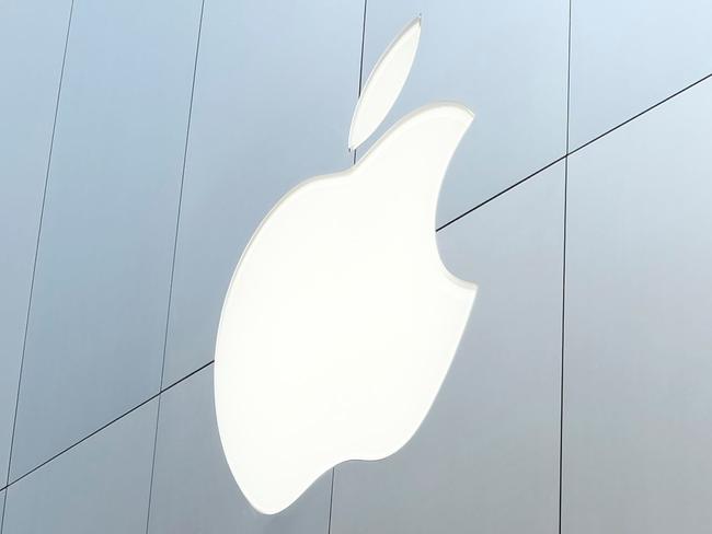 Customers queue up for Apple's new iPhone SE in front of an Apple store in the Ginza shopping district in Tokyo on March 31, 2016. The iPhone SE goes on sale in Japan. / AFP PHOTO / KAZUHIRO NOGI