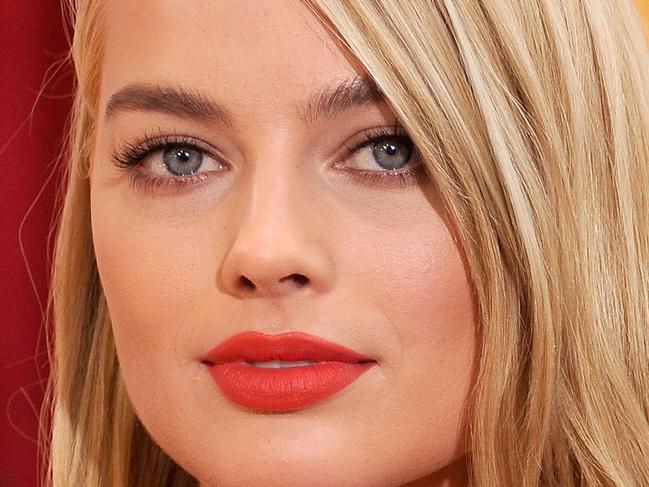 HOLLYWOOD, CA - FEBRUARY 22: Actress Margot Robbie arrives at the 87th Annual Academy Awards at Hollywood & Highland Center on February 22, 2015 in Hollywood, California. (Photo by Gregg DeGuire/WireImage)