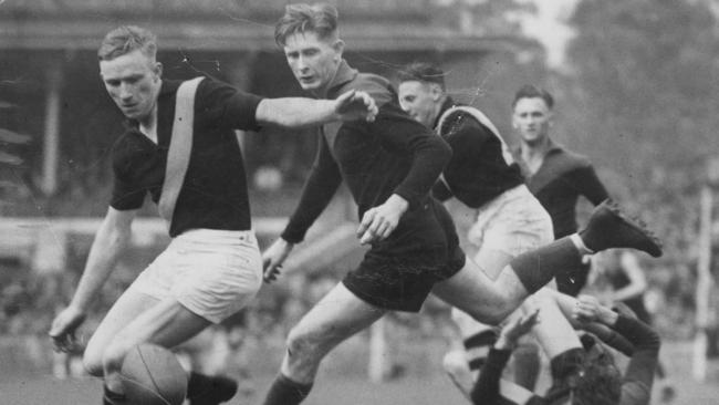 Norm Smith (centre) battles Richmond in the 1940 semi-final. A young Smith got his start under Hughes.