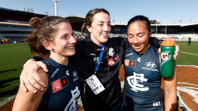 Carlton skipper Kerryn Peterson (centre) returns after being forced to look on from the bench in the opening three rounds due to a knee injury. Picture: Michael Willson / Getty Images