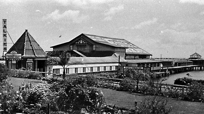 The old Southport Pier in the 1930s.