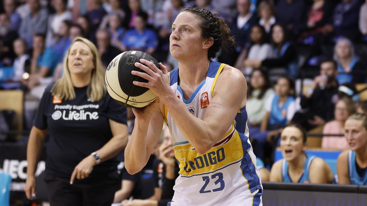 Kelsey Griffin shoots against the Southside Flyers in December, 2023. Picture Daniel Pockett/Getty Images.