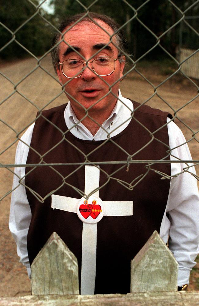 Cult leader William Kamm "Little Pebble" of Saint Charbel sect commune at Cambewarra, NSW 09 Oct 1998.