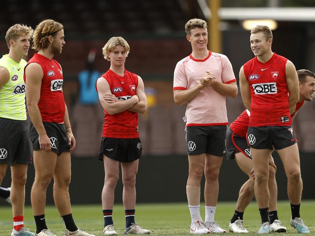 Warner’s younger brother Ashton (C) was a visitor to a Swans training session in July 2023. Picture: Phil Hillyard