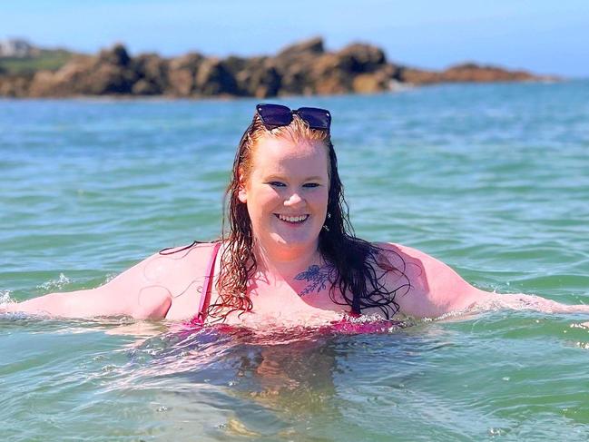 ***PLEASE SEE EDITOR'S NOTE BEFORE PUBLISHING*** Story from Jam Press (Plus Size Passenger) Pictured: Kirsty Leanne. Plus size passenger slams Ryanair after she can't fit into seat – goes viral on TikTok A plus size passenger has gone viral on TikTok slamming Ryanair for the size of its seats and aisle – leaving social media users divided. Kirsty Leanne, 29, from Shropshire, recently shared a video of her experience on the budget airline, where she was given a middle aisle seat but was forced to ask for a seatbelt extender. She also claims to have struggled to fit in the plane's narrow aisle. Kirsty claims she was travelling with Ryanair from London Stansted to Hamburg on 21 April 2022 for a conference and returned on 26 April 2022. However, the flights didn't go as well as she had wished. 