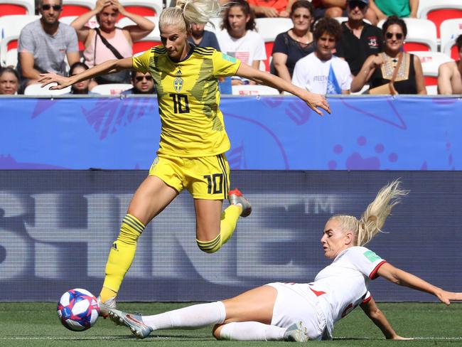 Sweden's forward Sofia Jakobsson (L) vies with England's defender Alex Greenwood during the France 2019 Women's World Cup third place final football match between England and Sweden, on July 6, 2019, at Nice stadium in Nice south-eastern France. (Photo by Valery HACHE / AFP)