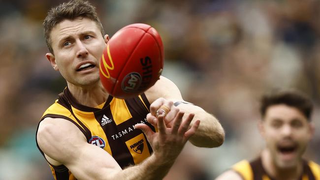 Liam Shiels fires off a handball. Picture: Darrian Traynor/Getty Images)