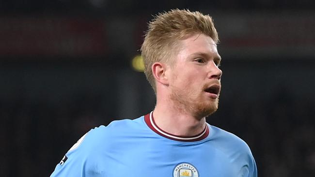 LONDON, ENGLAND - FEBRUARY 15: Kevin De Bruyne of Manchester City celebrates after scoring the team's first goal during the Premier League match between Arsenal FC and Manchester City at Emirates Stadium on February 15, 2023 in London, England. (Photo by Shaun Botterill/Getty Images)