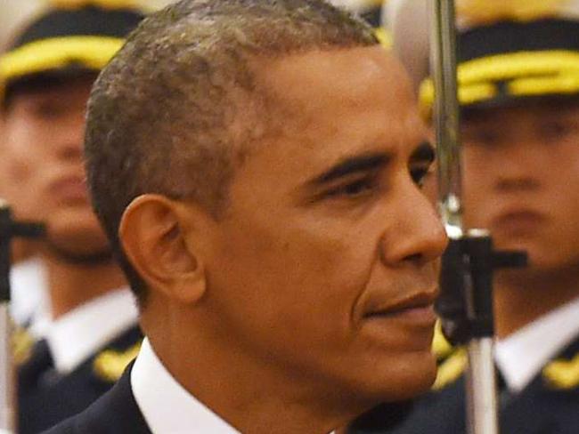 US President Barack Obama reviews an honour guard with Chinese President Xi Jinping (L) at a welcome ceremony in the Great Hall of the People in Beijing on November 12, 2014. Obama began a one-day state visit after the closing of the Asia-Pacific Economic Cooperation summit. AFP PHOTO/Greg BAKER