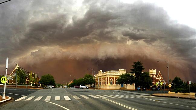 The huge dust storm approaching the town of Temora. Picture: Supplied