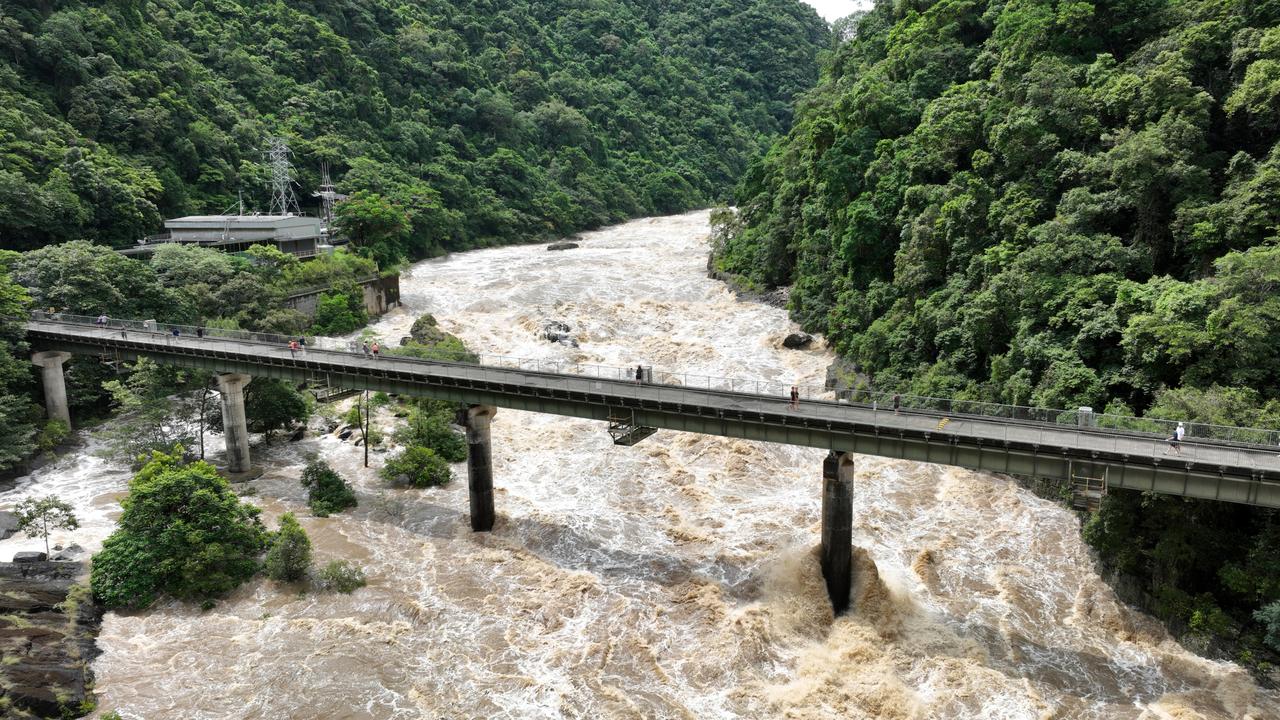 Cairns Weather Cairns Hit With Deluge As Over 150mm Fall In Under 24 Hours Gold Coast Bulletin 