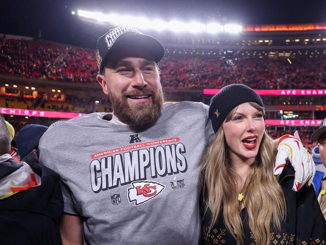 KANSAS CITY, MISSOURI - JANUARY 26: Taylor Swift celebrates with Travis Kelce #87 of the Kansas City Chiefs after defeating the Buffalo Bills 32-29 in the AFC Championship Game at GEHA Field at Arrowhead Stadium on January 26, 2025 in Kansas City, Missouri.  (Photo by Jamie Squire/Getty Images) ***BESTPIX***