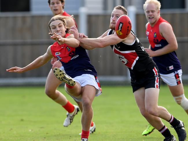 Bailey Breen snaps for Mt Eliza. Picture: Andy Brownbill