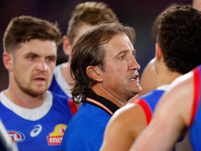 MELBOURNE, AUSTRALIA - MARCH 25: Luke Beveridge, Senior Coach of the Bulldogs addresses his players during the 2023 AFL Round 02 match between the Western Bulldogs and the St Kilda Saints at Marvel Stadium on March 25, 2023 in Melbourne, Australia. (Photo by Dylan Burns/AFL Photos via Getty Images)