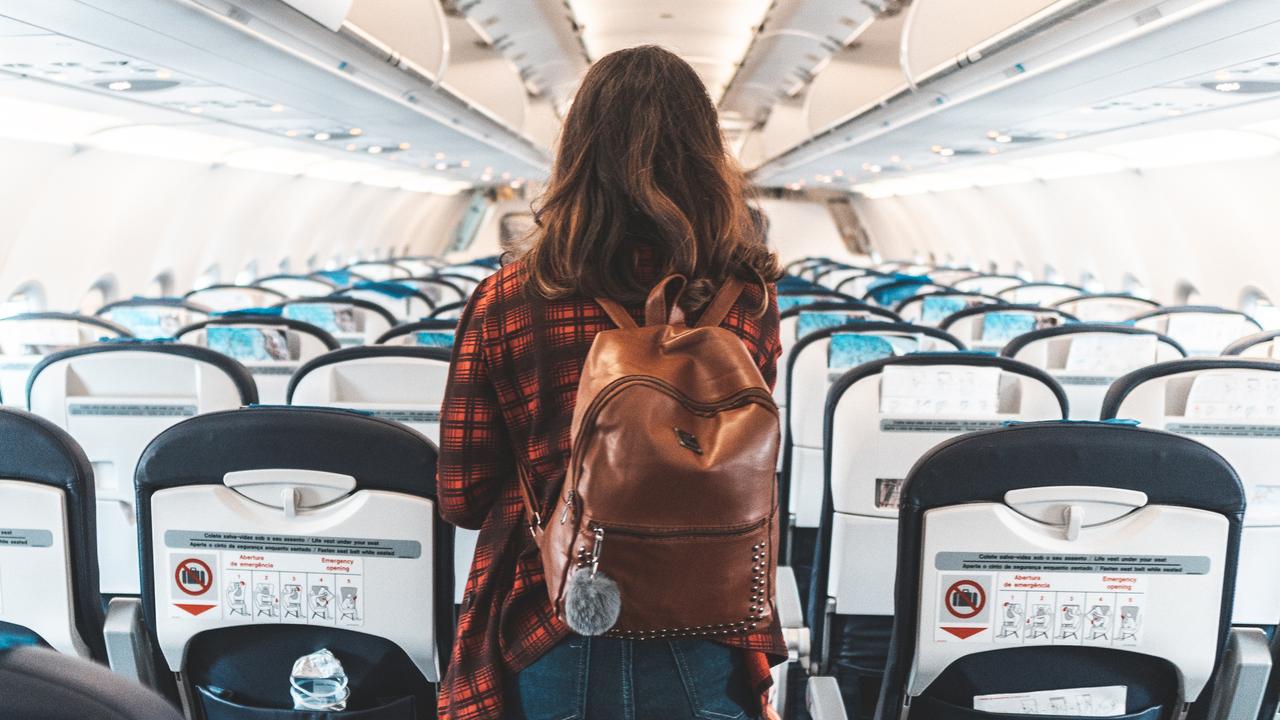 Kobieta prosi o zmianę miejsca w samolocie i przez resztę lotu jest narażona na „brudne spojrzenia” i „smutny” pasażer