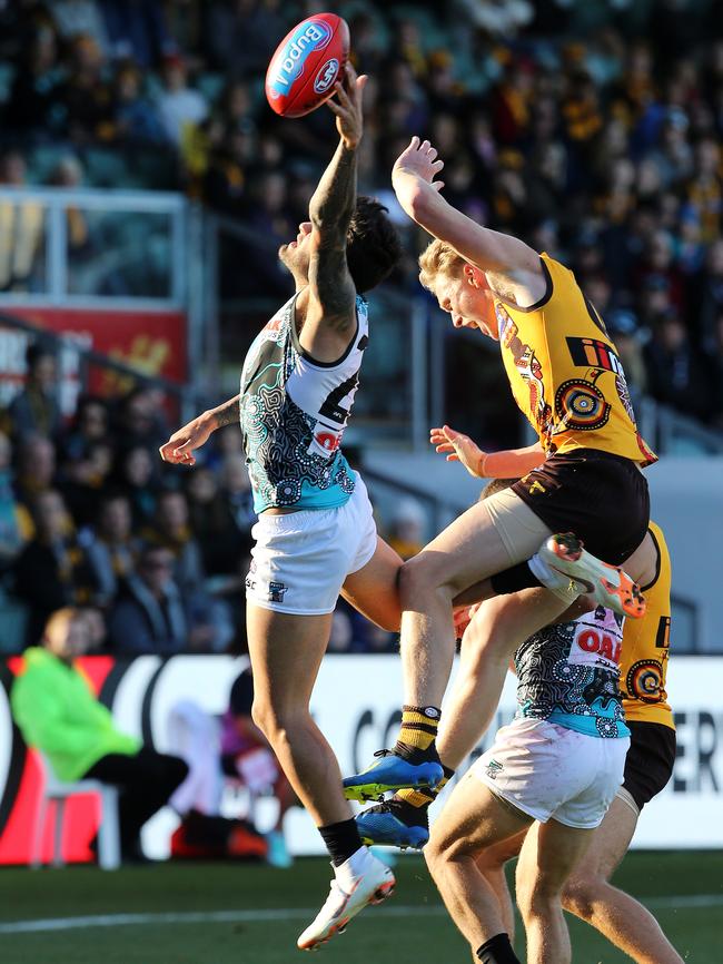 Port Adelaide's Chad Wingard marks against Hawthorn at UTAS Stadium. Picture: Chris Kidd