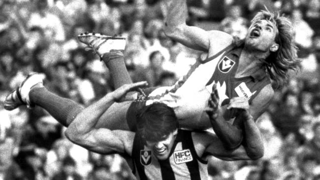 The mark of the man ... Warwick Capper takes one of his most famous grabs over Chris Langford.