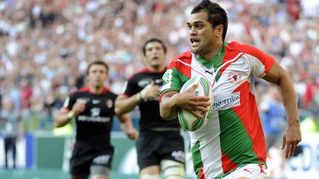 Karmichael Hunt had a stint in rugby union with French club Biarritz in 2010.