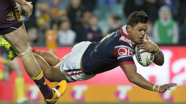 Latrell Mitchell scores the matchwinning try for the Roosters.