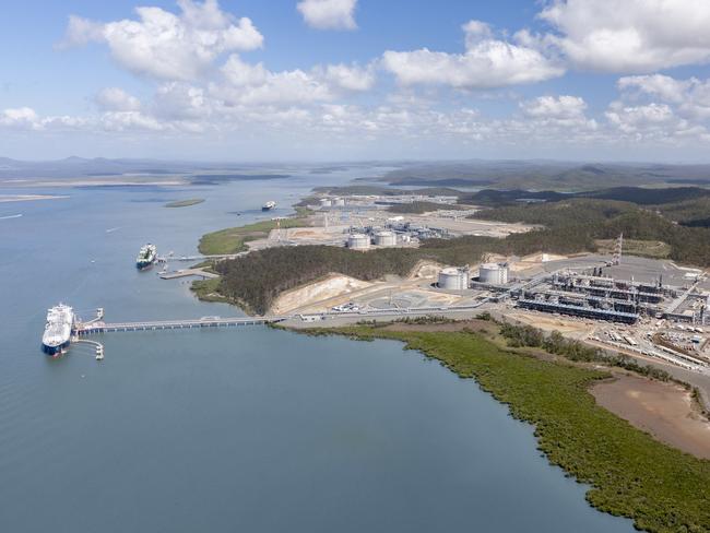 An aerial view of the three LNG projects on Curtis Island all with ships at their jetties. Santos GLNG in the foreground, Queensland Curtis LNG in the middle and Australia Pacific LNG in the background. The first of two GLNG production trains was handed over to the customer, Santos, in October 2015. The GLNG project is one of three plants built by Bechtel on Curtis Island, near Gladstone in Queensland, Australia. The projects, QCLNG, GLNG and Australia Pacific LNG (APLNG) will have a capacity to produce 25 million tonnes of LNG per annum when complete in 2016.