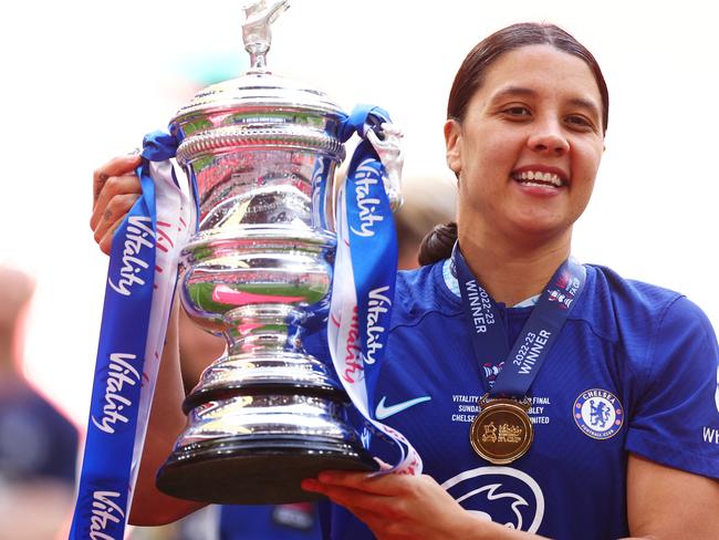 LONDON, ENGLAND - MAY 14: Sam Kerr of Chelsea lifts the Vitality Women's FA Cup trophy after the team's victory during the Vitality Women's FA Cup Final between Chelsea FC and Manchester United at Wembley Stadium on May 14, 2023 in London, England. (Photo by Clive Rose/Getty Images)