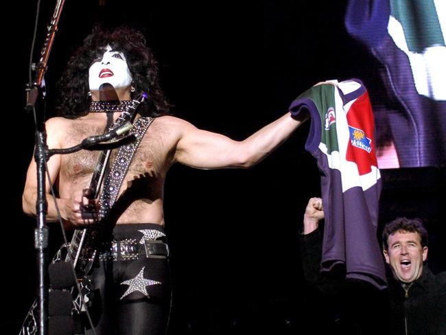 Paul Stanley from band KISS received a Fremantle Dockers jumper from football coach Chris Connolly in May 2004 and cunningly held it at arms’ length.