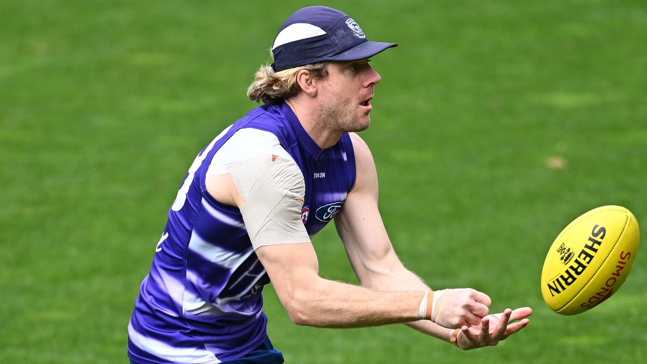 GEELONG, AUSTRALIA - SEPTEMBER 16: Cameron Guthrie of the Cats handballs during a Geelong Cats AFL training session at GMHBA Stadium on September 16, 2024 in Geelong, Australia. (Photo by Quinn Rooney/Getty Images)