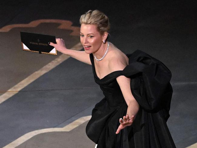 US actress/director Elizabeth Banks walks onstage during the 95th Annual Academy Awards at the Dolby Theatre in Hollywood, California on March 12, 2023. (Photo by Patrick T. Fallon / AFP)