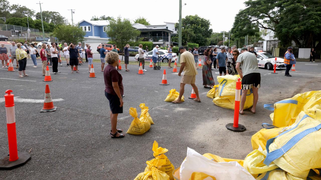 Lines of people getting sand Bags at Newmarket SES on Monday. Picture: Steve Pohlner