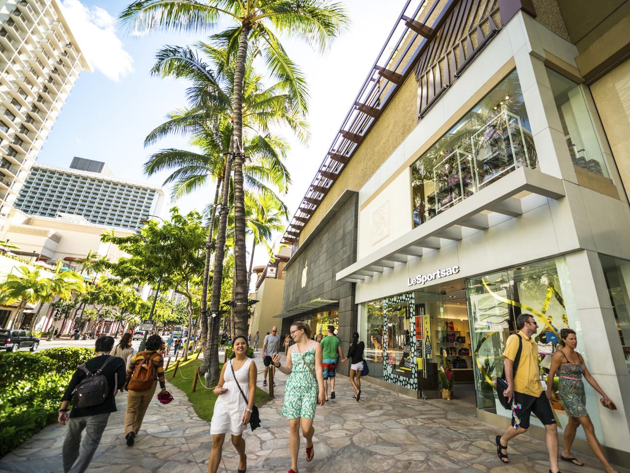 tourist shopping in waikiki