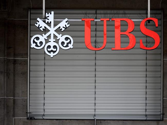 (FILES) In this file photo taken on October 06, 2018 a sign of Swiss banking giant UBS is seen at a branch in Lausanne. - The trial of the Swiss banking giant UBS continues over allegations it established a wide-ranging tax fraud scheme involving billions of euros from October 22 until October 25, 2018 in Paris. (Photo by Fabrice COFFRINI / AFP)