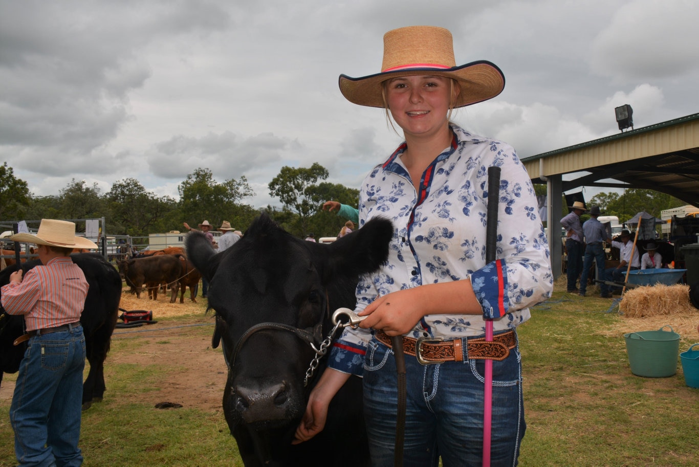 Chloe Plowman leading Ruby Ridge Angus heifer 