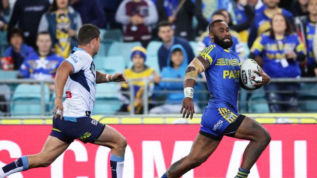 SYDNEY, AUSTRALIA — AUGUST 17: Semi Radradra of the Eels gets past Ashley Taylor of the Titans to score a try during the round 24 NRL match between the Parramatta Eels and the Gold Coast Titans at ANZ Stadium on August 17, 2017 in Sydney, Australia. (Photo by Matt King/Getty Images)