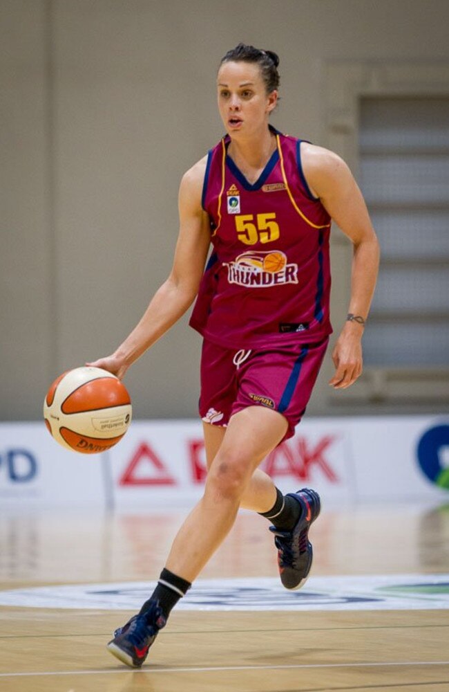 Kristen Veal playing for the Logan Thunder in 2014. The Thunder represented southeast Queensland in the WNBL for six seasons before folding.